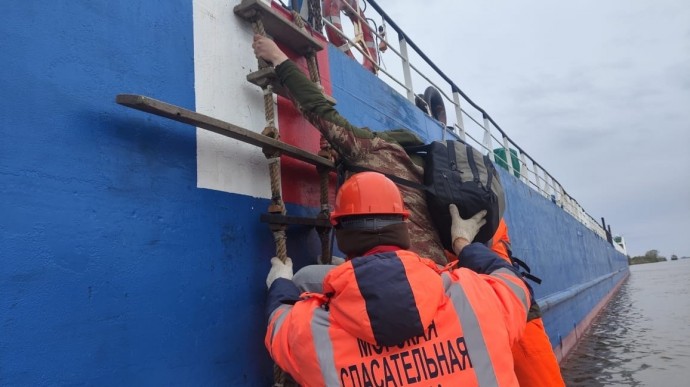 В Астраханской области срочно эвакуировали моряка с химовоза
