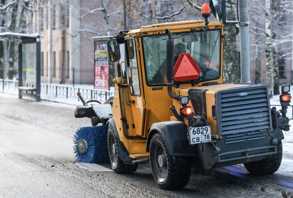 Коммунальщики на фоне непогоды следят за состоянием улиц и дорог в Москве