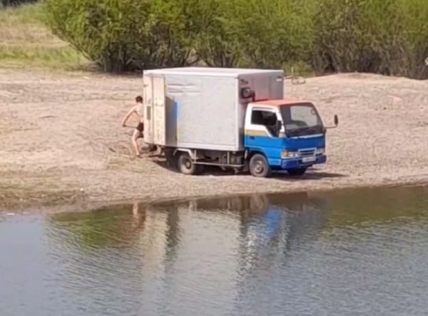 В районе Бурятии нелегальный копатель песка попал впросак