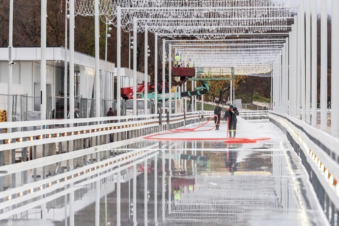 Один из самых больших катков столицы заливают в музее-заповеднике «Коломенское» Один из самых больших катков столицы заливают в музее-заповеднике «Коломенское»