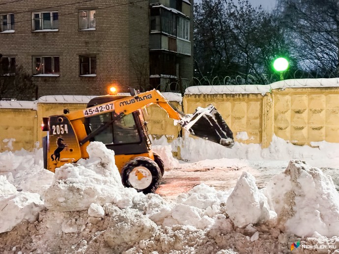 В Кирове в предстоящие сутки планируют вывоз снега с 12 участков улиц В Кирове в предстоящие сутки планируют вывоз снега с 12 участков улиц