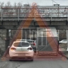 Не вписался. В Пензе под мостом Винни-Пуха застрял очередной фургон