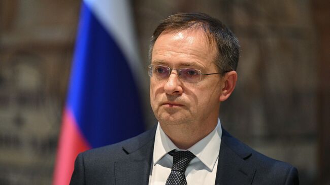 Мединский: Россия готова вернуться к теме гуманитарных пауз в зоне СВО