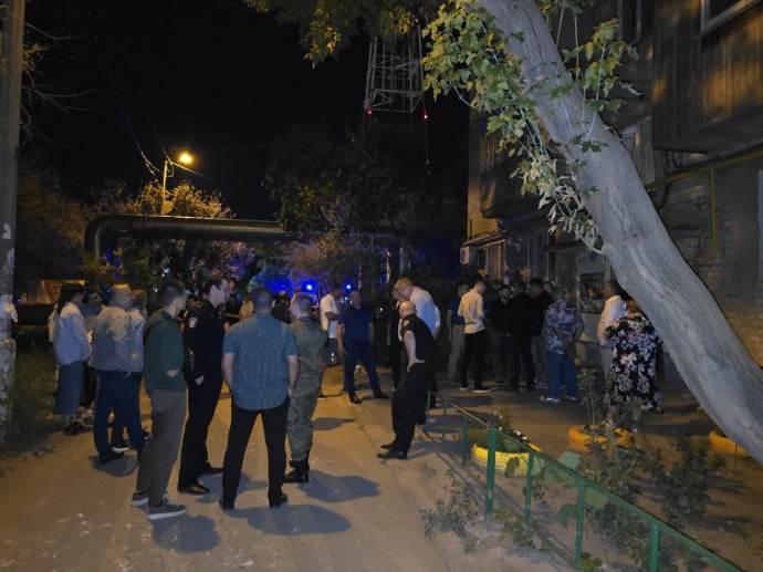 На трещине в стене пятиэтажки на Ляхова в Астрахани установят маячки На трещине в стене пятиэтажки на Ляхова в Астрахани установят маячки