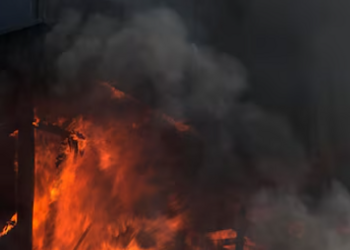 Бывшее здание пожарной части тушили в Приамурье Бывшее здание пожарной части тушили в Приамурье