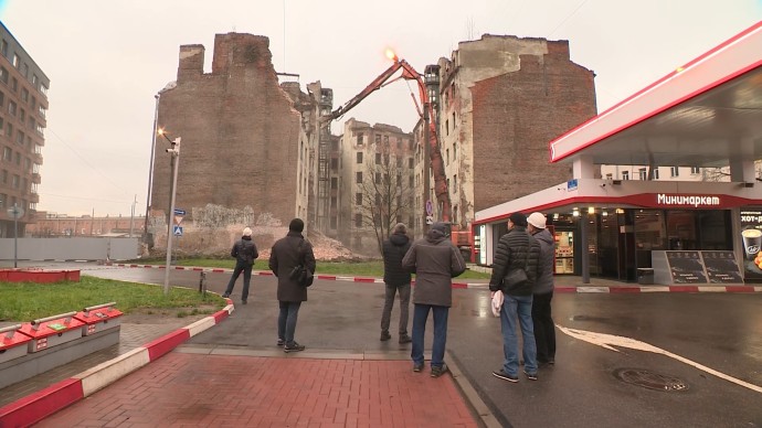 На улице Розенштейна начался демонтаж дворовой части частично обрушившегося дома На улице Розенштейна начался демонтаж дворовой части частично обрушившегося дома