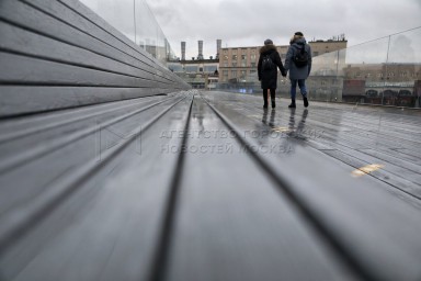 Деревянный настил Парящего моста обновят в парке «Зарядье»