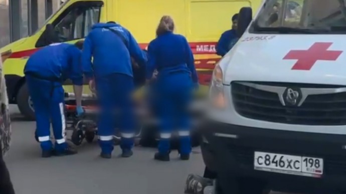 Два человека выпали из окна восьмого этажа в Петроградском районе