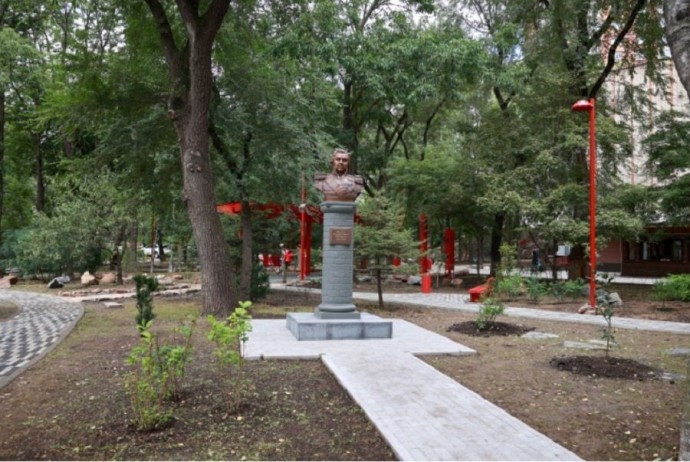 Цвет настроения – красный: во Владивостоке открыт сквер имени Кутузова