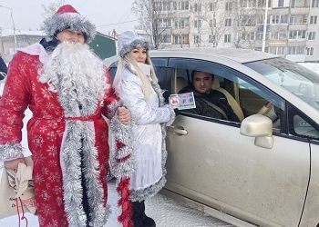 В Приамурье водителям напомнил о безопасности Дед Мороз