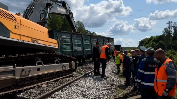 Появились новые кадры с места обрушения моста в Курской области