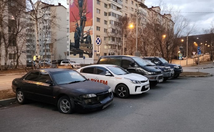 В Южно-Сахалинске неизвестный разбил авто на парковке у сквера и скрылся - его ищут В Южно-Сахалинске неизвестный разбил авто на парковке у сквера и скрылся - его ищут