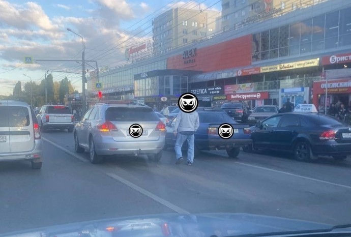 Авария возле ТЦ Онежский в Пензе: движение осложнено