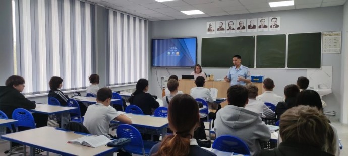 Астраханские транспортные полицейские поговорили со школьниками о безопасности, интернете и ответственности