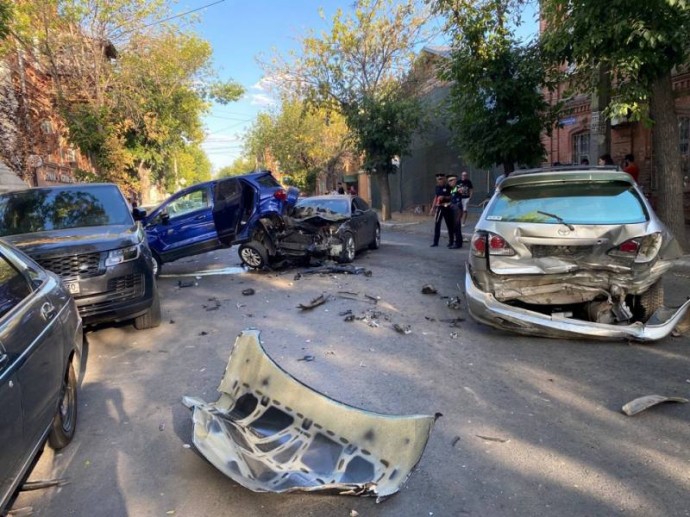 Лихач без прав с Кавказа устроил аварию с семью машинами в Астрахани