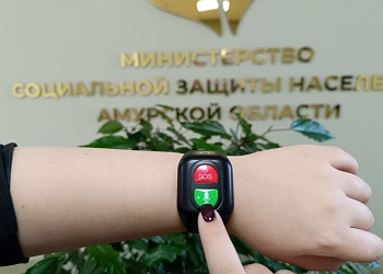 В Амурской области инвалиды по зрению и пенсионеры могут получить браслеты с кнопкой SOS