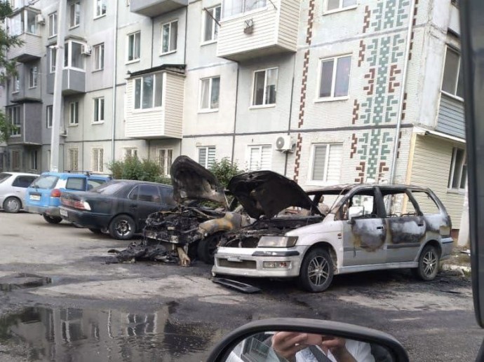 Выгорели дотла: три машины вспыхнули ночью в Приморье
