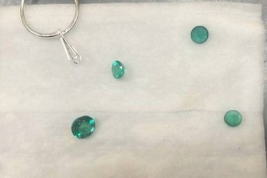 Россыпь изумрудов и рубинов в креме привезли в Москву