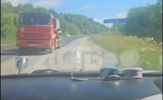 Автомобиль сахалинки окатило битумом на анивской трассе