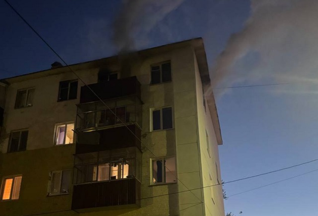 В Саранске очевидцы пожара вытащили мужчину из горящей квартиры