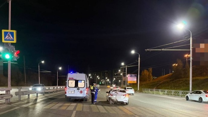 В Уфе при столкновении двух автомобилей пострадали два человека В Уфе при столкновении двух автомобилей пострадали два человека