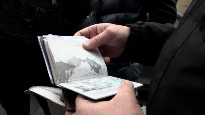 Полиция с собаками провела масштабный рейд у миграционного центра в Петербурге