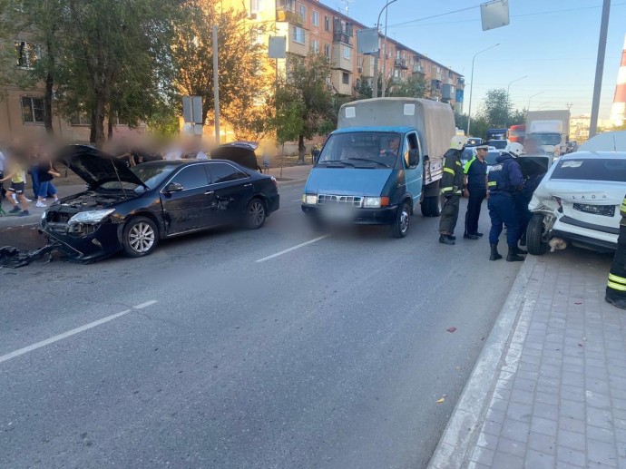 В Астрахани в тройном ДТП перевернулся автомобиль и пострадали пассажиры