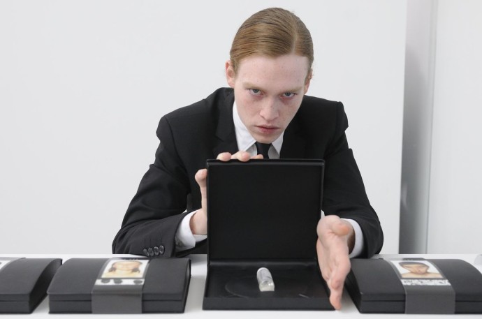 «Антивирус» — сатира на современность от сына «короля боди-хоррора» «Антивирус» — сатира на современность от сына «короля боди-хоррора»