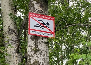 В Белогорске у реки установили таблички со страшной статистикой