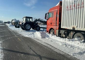 В Приамурье перевозчиков попросили освободить дорогу к международному мосту