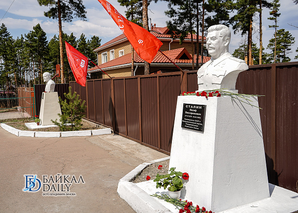 Бурятские коммунисты обиделись на критику памятника Сталину