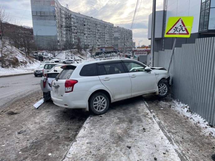 Четыре машины «в мясо»: Suzuki Jimny устроил массовое ДТП во Владивостоке Четыре машины «в мясо»: Suzuki Jimny устроил массовое ДТП во Владивостоке