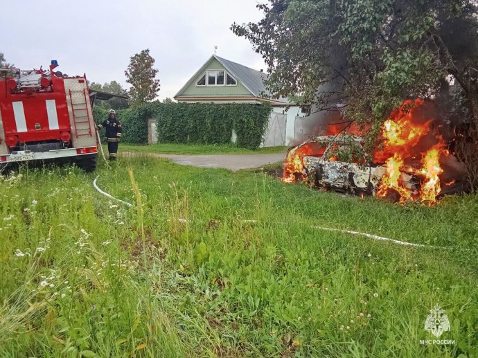 Автомобиль в Белеве тушили 6 пожарных