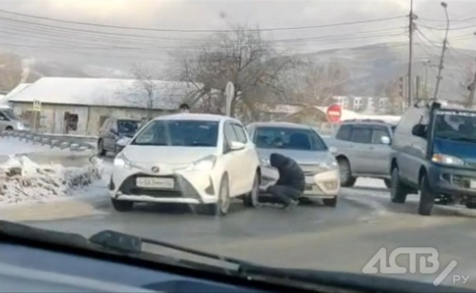 В Южно-Сахалинске водитель пропустил "соседей" по проезжей части и попал в ДТП