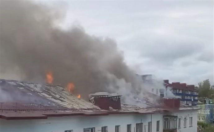 На Сахалине следователи проверят обстоятельства пожара в многоэтажке в Александровске-Сахалинском