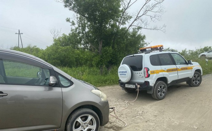 "Дорожный патруль" пришёл на помощь сахалинкам, "застрявшим" на пляже из-за сломанной машины
