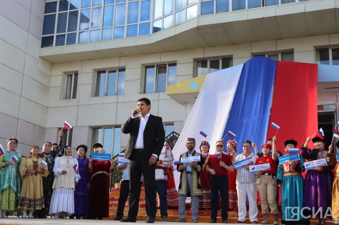 В Якутске состоялся концерт по сбору помощи участникам СВО и пострадавшим от паводка