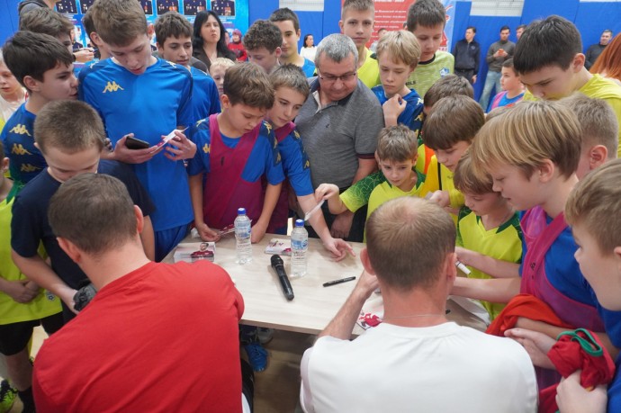 Глушаков и Ещенко устроили футбольный праздник для детей в Ивановской области Глушаков и Ещенко устроили футбольный праздник для детей в Ивановской области