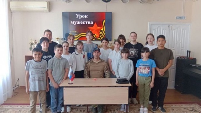 О подвигах и буднях на фронте рассказал участник СВО юным астраханцам