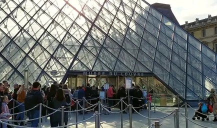 «Коммандос Лувра»: третий подозреваемый по делу об ограблении Лувра задержан в Париже