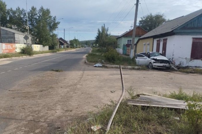 В Бурятии 19-летний водитель влетел в дом и погиб