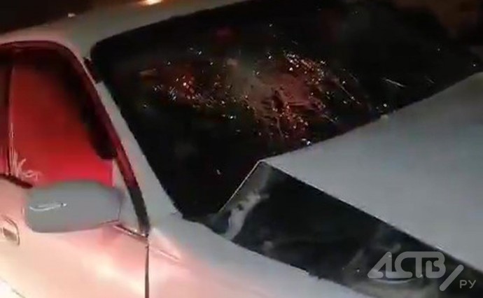 Автомобиль врезался в столб в Южно-Сахалинске