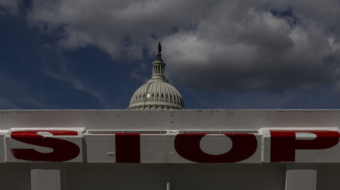 Демократы 11 раз проголосовали за остановку работы американского правительства Демократы 11 раз проголосовали за остановку работы американского правительства