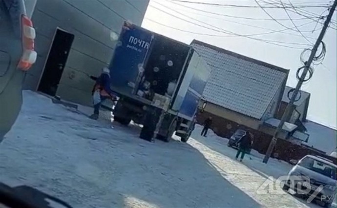 Житель Южно-Сахалинска возмутился, увидев, как сотрудники почты кидают посылки Житель Южно-Сахалинска возмутился, увидев, как сотрудники почты кидают посылки
