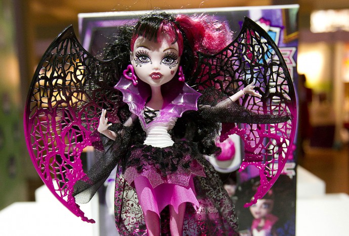 Кукол Monster High хотят запретить в России. Депутату не понравились их гробы