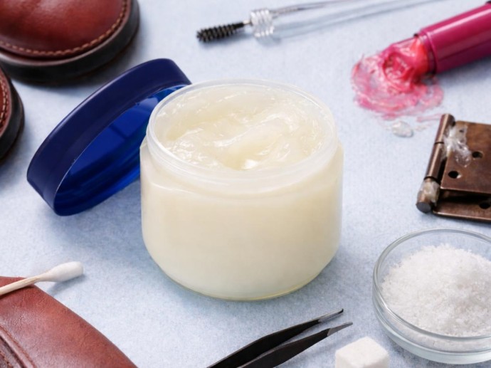 Вазелин удерживает влагу и снижает сухость кожи Вазелин удерживает влагу и снижает сухость кожи