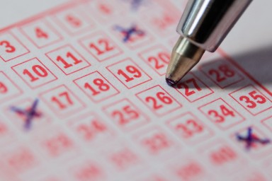 Прораб из Москвы выиграл 36 миллионов рублей, отметив даты рождения в лотерее