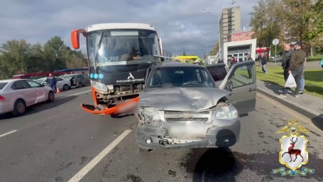 Автобус протаранил восемь машин в Нижнем Новгороде