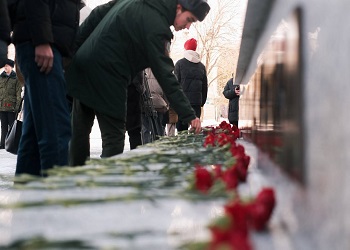 Благовещенцы возложили цветы к памятнику Защитникам Отечества Благовещенцы возложили цветы к памятнику Защитникам Отечества
