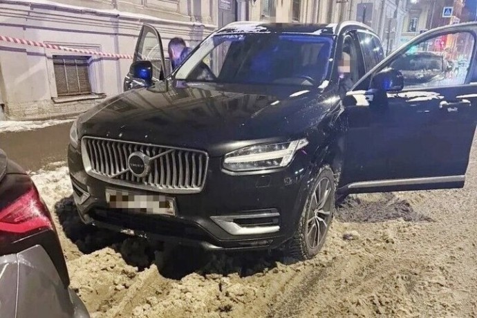 Угнанный автомобиль из Ленинграда нашли вместе с вором в Петербурге росгвардейцы